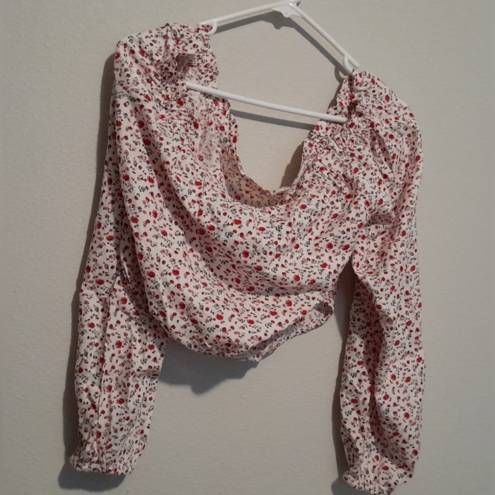 En Creme White and Red Ruched Long Sleeve Blouse
